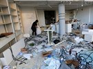 Libanonka uklízí obchod, poniený masivním výbuchem v Bejrútu. (6. srpna 2020)