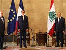 Francouzský prezident Emmanuel Macron (vpravo) po boku libanonského prezidenta...