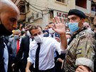 Francouzský prezident Emmanuel Macron pi návtv libanonského Bejrútu,...