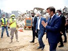 Francouzský prezident Emmanuel Macron pi návtv libanonského Bejrútu,...