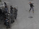 Libanonský policista hází kámen zpt na demonstranty, kteí protestují v centru...
