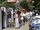 Blorusové ekají ve front ped ambasádou Bloruska v Praze, kde hlasovali v...