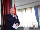 Bloruský prezident Alexandr Lukaenko hlasuje v prezidentských volbách....