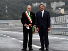 Starosta Janova Marco Bucci (vlevo) a prezident Ligurie Giovani Toti (vpravo)...