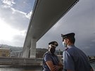 Policisté pod novým mostem v italském Janov. Pvodní se v srpnu 2018 zítil,...