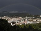 Duha nad novým janovským mostem, který Italové slavnostn oteveli 3. srpna...