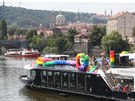 Letoní Prague Pride bez barevného prvodu. Na závr vypluly lod na Vltavu....