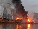 Hoící lo v bejrútském pístavu. Následek mohutných výbuch, které v úterý...