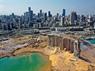 Letecký pohled ukazuje následky exploze v bejrútském pístavu. (5. srpna 2020)