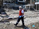 Zdravotník mezi troskami budov poniených masivních výbuchem v Bejrútu. (5....