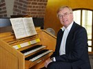 Jan Kalfus u univerzitn�ch varhan, kter� se skr�vaj� mimo aulu staroslavn�ho...