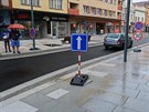 Z p�vodn� obousm�rn� Doln� ulice je po rekonstrukci jednosm�rka. Auta ji...