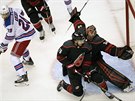 Branká Caroliny Petr Mrázek zasahuje v utkání proti New York Rangers.