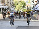 Wout Van Aert vítzí ve finii cyklistického závodu Milán-San Remo, vedle druhý...