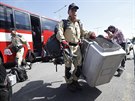 Speciální tým hasi USAR se na praském letiti v Ruzyni pipravuje na odlet...