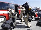 Speciální tým hasi USAR se na praském letiti v Ruzyni pipravuje na odlet...