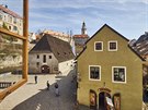Z oken je výhled na eskokrumlovský zámek a dalí historické stavby a kivolaké...