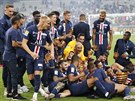Fotbalisté Paris Saint Germain se radují z triumfu v Ligovém poháru.