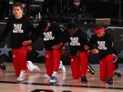 Také basketbalisté a trenéi Washington Wizards pi americké hymn kleeli.