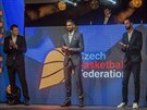 Nejlepí etí basketbalisté sezony: uprosted vítzný Tomá Satoranský, vlevo...