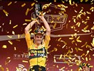 Belgický cyklista Wout van Aert slaví triumf na Strade Bianche.