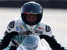 Italský jezdec Dennis Foggia slaví triumf na brnnském okruhu.