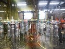 Ve st���rn� v Teplic�ch nad Metuj� se lahve vyfukuj� z preforem, pot� se pln�...