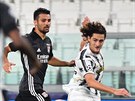 Adrien Rabiot v barvách Juventusu odehrává balon bhem osmifinálové odvety Ligy...