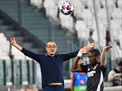 Maurizio Sarri, trenér fotbalového Juventusu, rozhazuje rukama pi zápase Ligy...