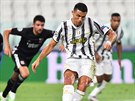 Cristiano Ronaldo z Juventusu promuje penaltu v utkání s Lyonem.