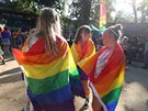 Úastníci festivalu Prague Pride zahalení v duchových vlajkách symbolizujících...