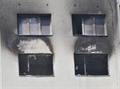 Okna vyhoelého bytu panelového domu v Bohumín, kde pi poáru zahynulo 11...