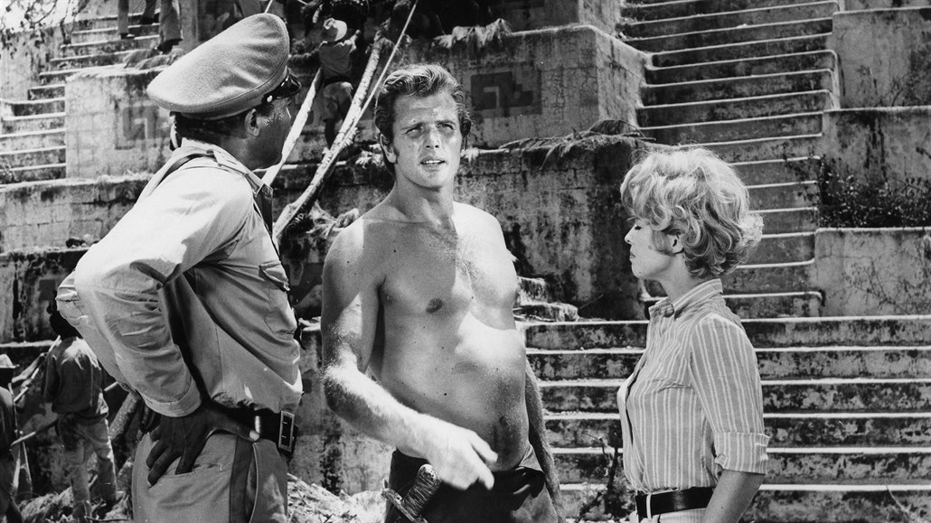 Americký herec Ron Ely (uprostřed) ve filmu Tarzan (1966)