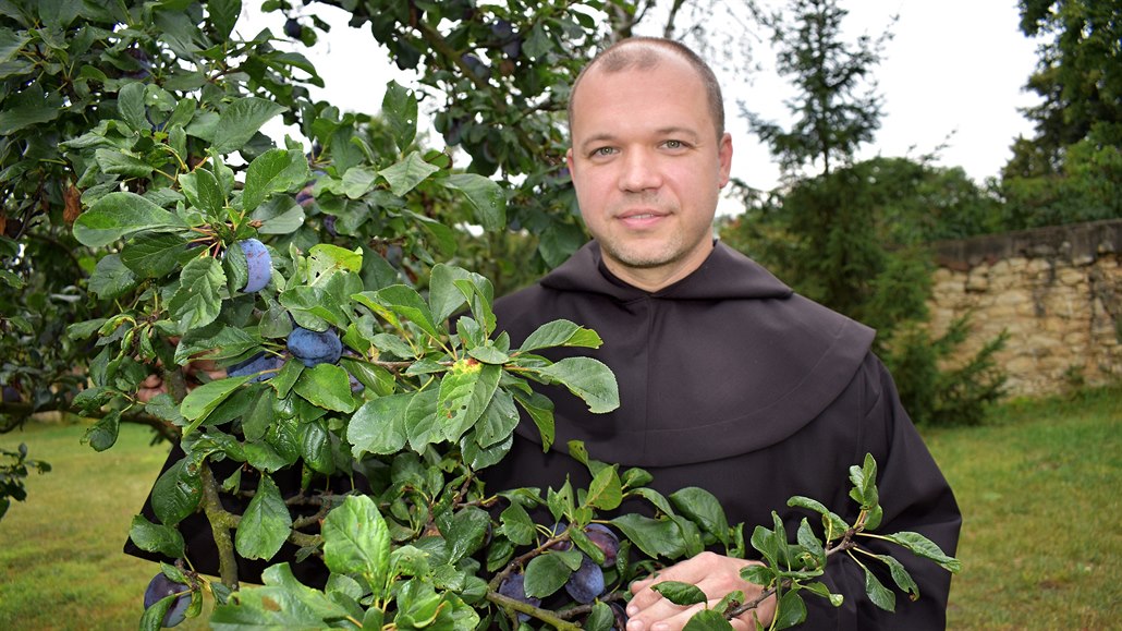 Bratr Jan se "svými" švestkami. Ovoce z klášterního sadu slouží především pro...