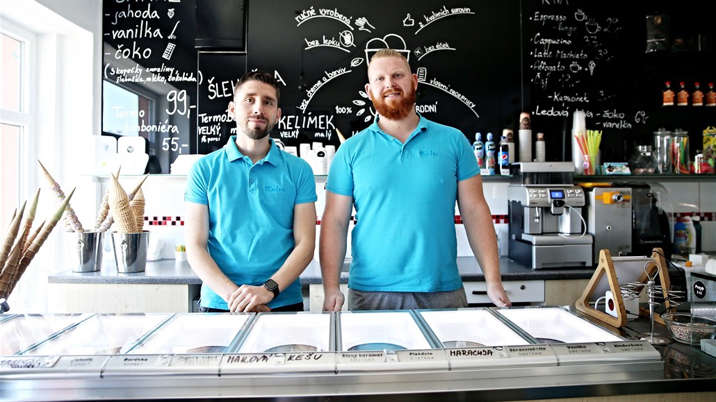 Tomá Mrkos (vpravo) a Ivo Nádeníek ve své zmrzlinárn Tomivo Gelato