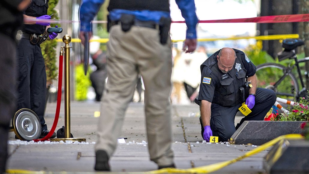 Chicagští policisté vyšetřují místo střelby v Gold Coast, při které jeden muž...