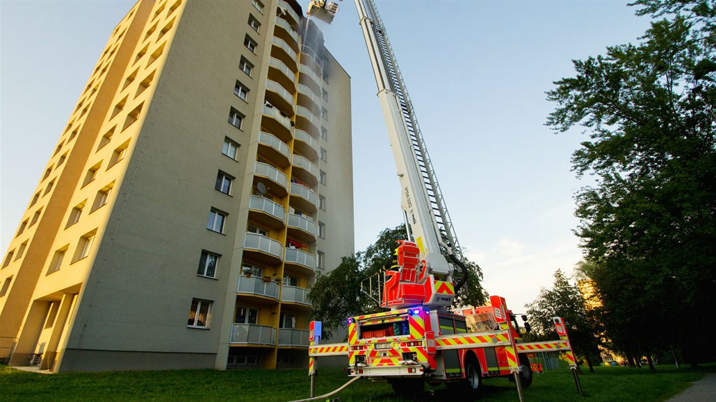 Zásah hasičů při požáru bytu v panelovém domě v Bohumíně na Karvinsku, při...