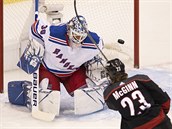 Brank New York Rangers Henrik Lundqvist el anci Brocka McGinna z Caroliny.