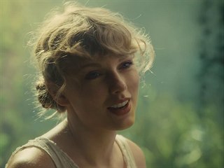 Taylor Swift v klipu na píseň Cardigan z desky Folklore (2020)