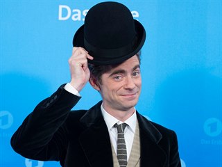 Matt Edwards se představil jako Pan Tau (2019)