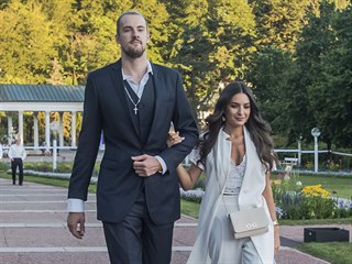 Ondřej Balvín s doprovodem přichází na Basketbalistu roku po mariánskolázeňské...