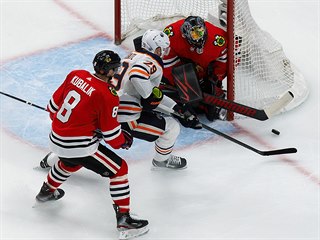 Český útočník ve službách Chicaga Dominik Kubalík během duelu s Edmontonem