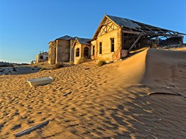 M�sto Kolmanskop vzniklo díky diamant�m, te� pomalu mizí pod záv�jemi písku.