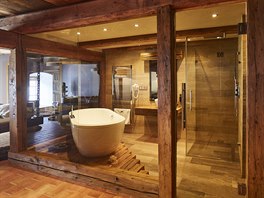 Krumlovský mlýn:: souástí meního apartmánu je i prosklená koupelna s velkou...