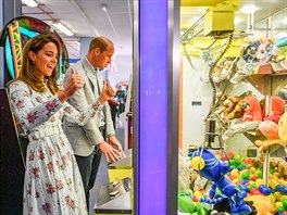 Vévodkyně Kate a princ William v zábavním parku Island Leisure Amusement Arcade...