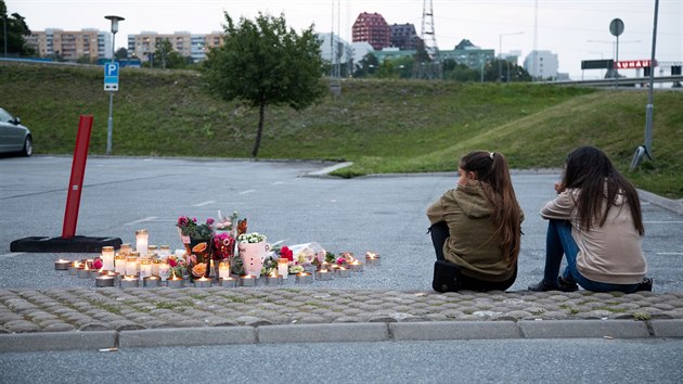Při přestřelce ve švédském městě Botkyrka zabila zbloudilá střela 12letou dívku. (2. srpna 2020)
