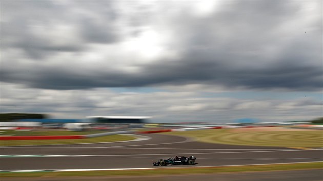 Lewis Hamilton si jede pro pole position v kvalifikaci na Velkou cenu Britnie.