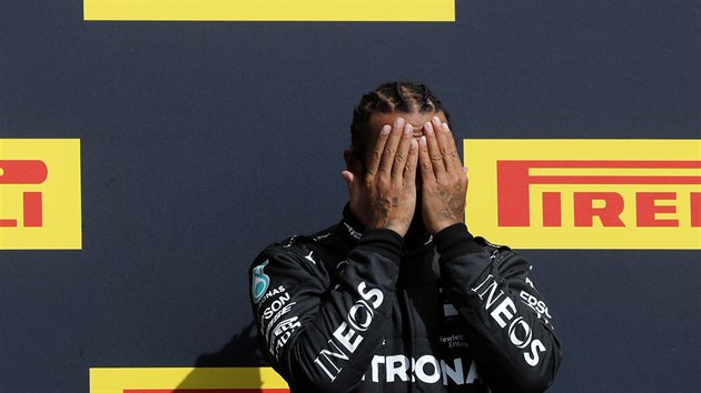 Lewis Hamilton z Mercedesu vstebv triumf ve Velk cen Britnie.