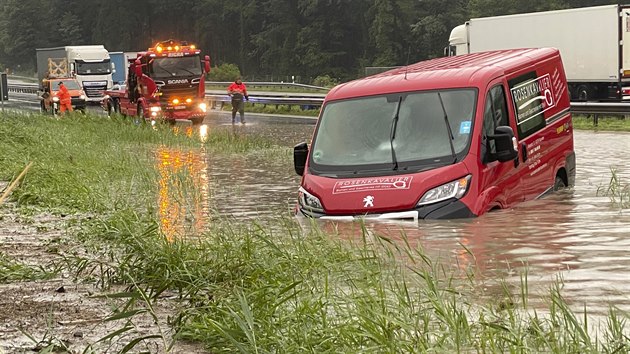 Voda zatopila dlnici A8 mezi mezi Salcburkem a Mnichovem. Nkolik aut museli vyprostit a hasii. (4. srpna 2020)