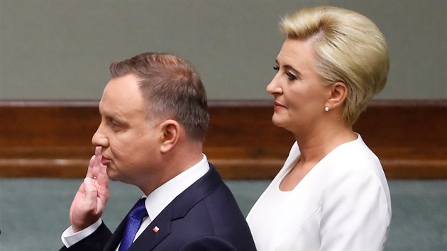 Polský prezident Andrzej Duda skládá přísahu. Vedle něj stojí jeho žena Agata Kornhauser-Duda. (6. srpna 2020)